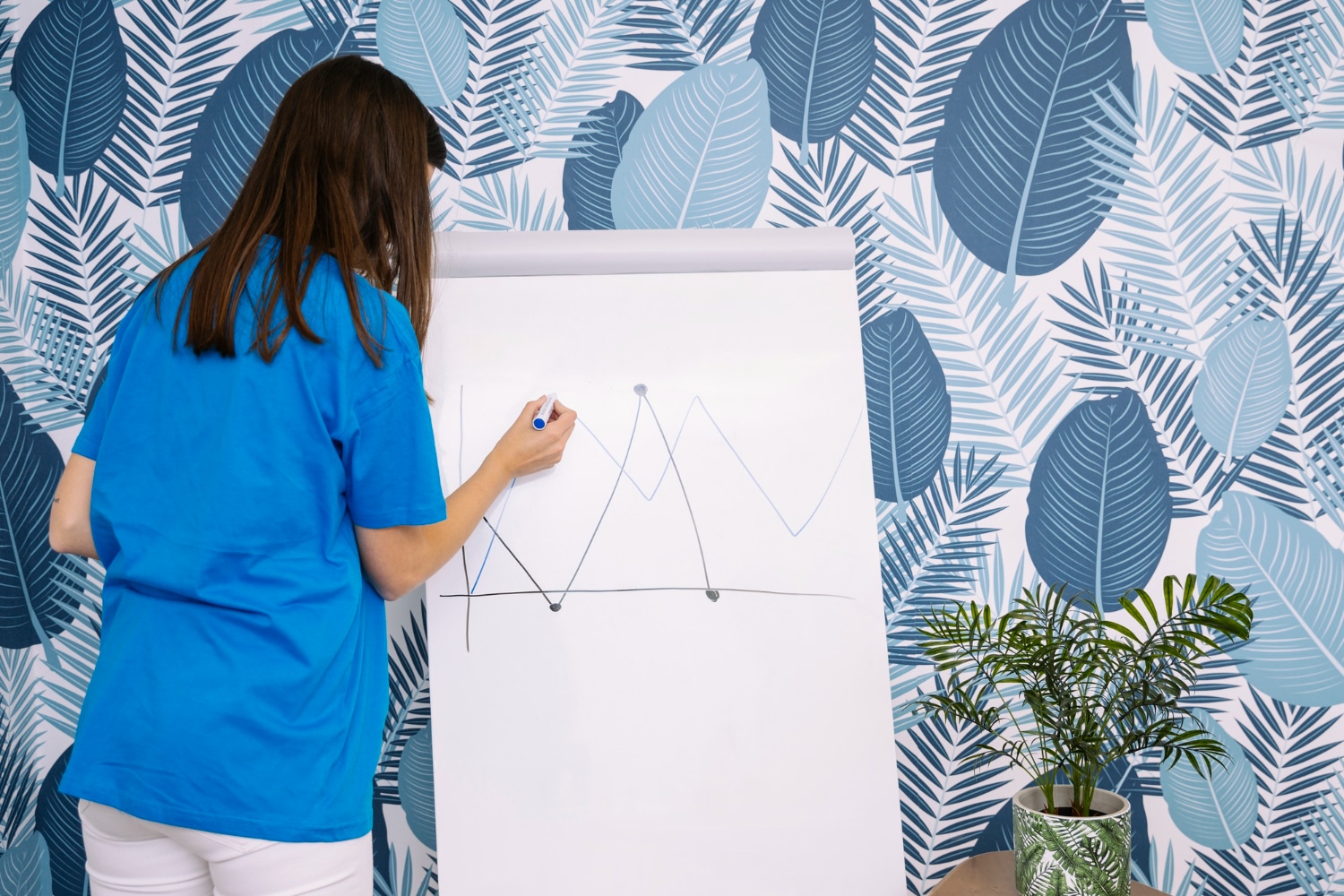 mujer-camiseta-azul-dibujo-grafico-marcador-rotafolio-contra-fondo-pantalla