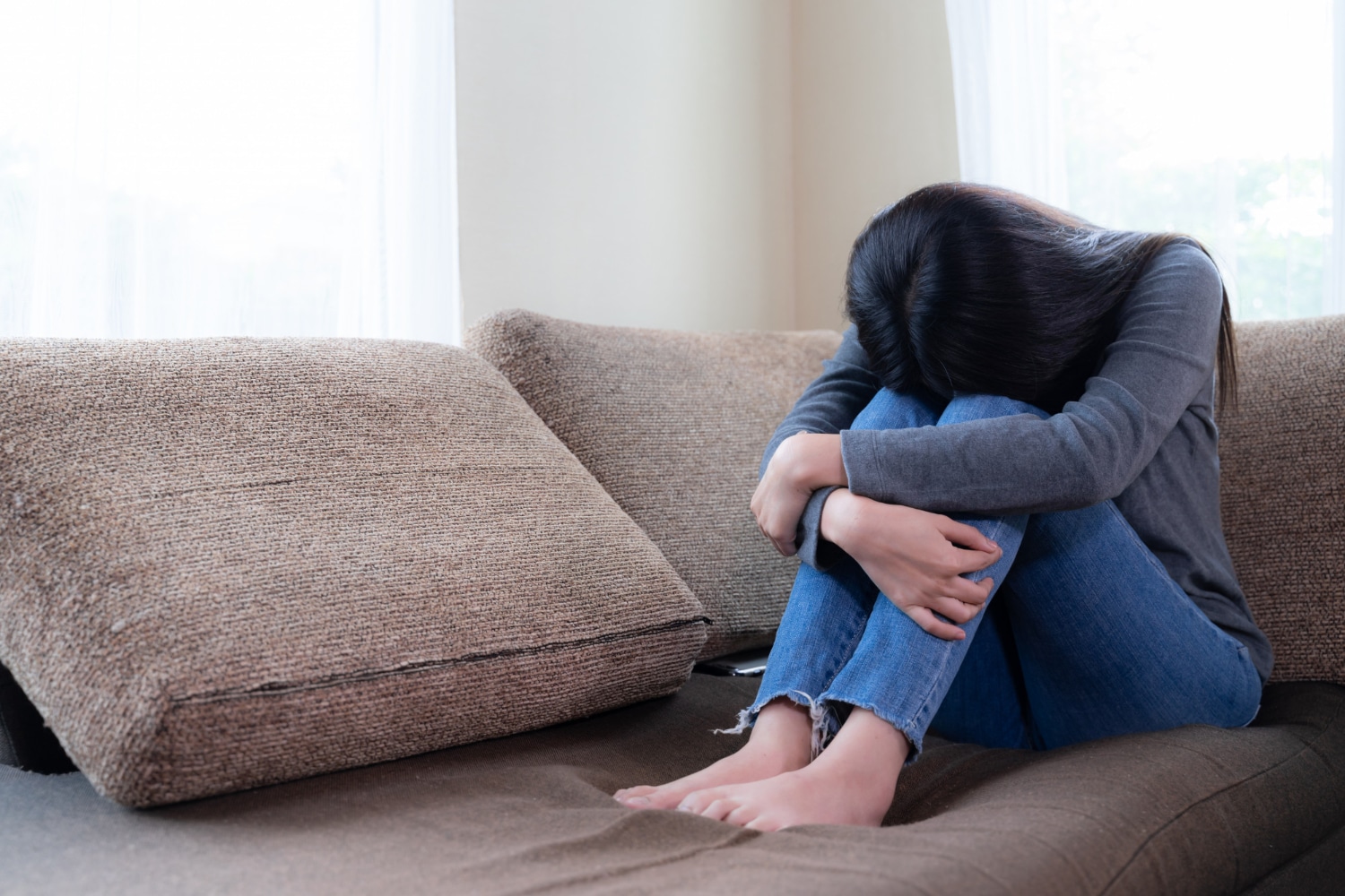 emocional-joven-estaba-deprimida-sofa