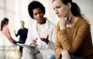 mujer-triste-joven-que-tiene-reunion-psicoterapeuta-centro-medico