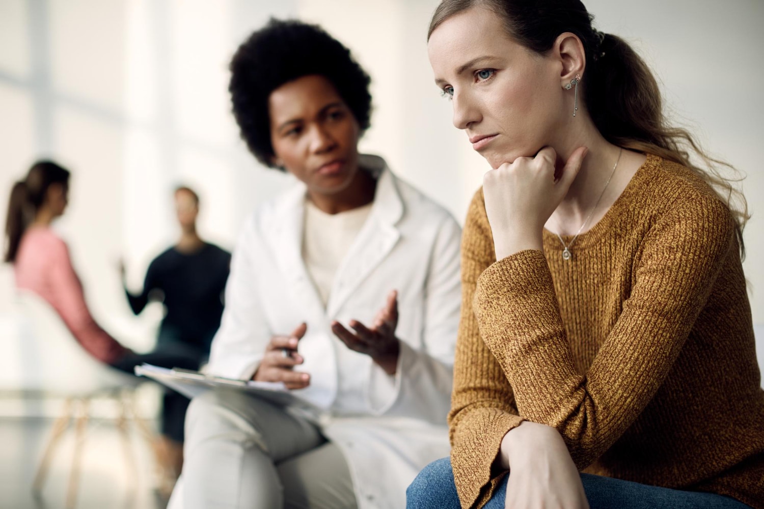 mujer-triste-joven-que-tiene-reunion-psicoterapeuta-centro-medico