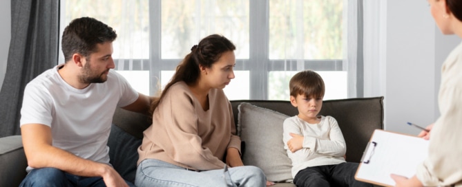 cerrar-familia-discutiendo-terapeuta